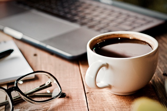 Ile kofeiny ma kawa? Porównanie espresso, przelewu, kawiarki i cold brew