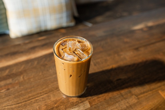 Iced latte w domu - jaka kawa, mleko i proporcje dają najlepszy efekt?