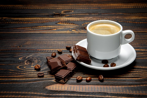 Jakie słodycze pasują do kawy? Czekolada, ciastka i Biscoff w idealnych połączeniach