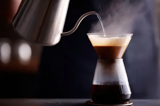 Chemex - czym się różni od dripa i jak parzyć w nim kawę?