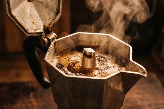 Jaka kawa do kawiarki? Jak wybrać ziarna i przygotować aromatyczną mokę?